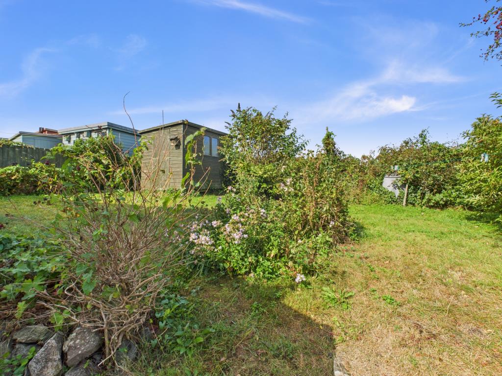 Lot: 74 - TWO-BEDROOM COTTAGE FOR UPDATING - Rear garden